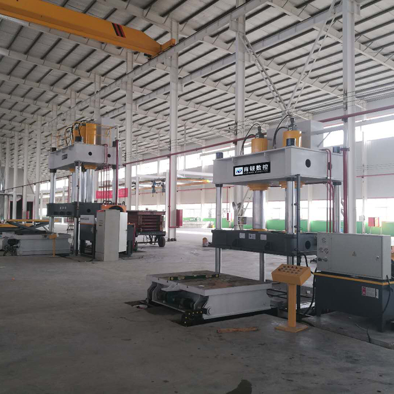 630噸四柱油壓機(jī)帶移動工作臺帶液壓墊液壓機(jī)壓汽車內(nèi)飾油壓機(jī)